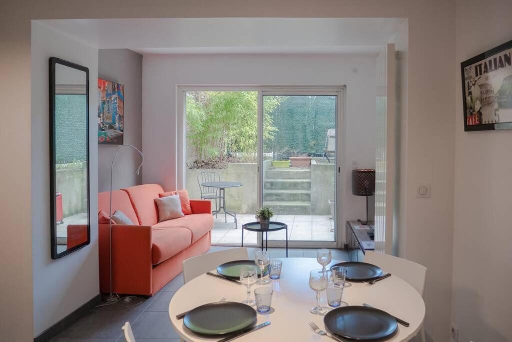 Le Jardinet - With Office In The Center!