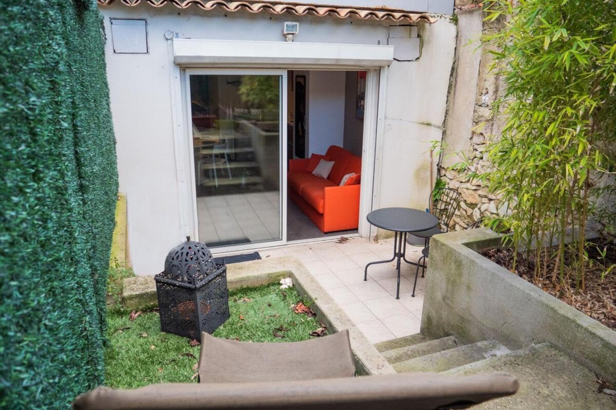 Le Jardinet - With Office In The Center!