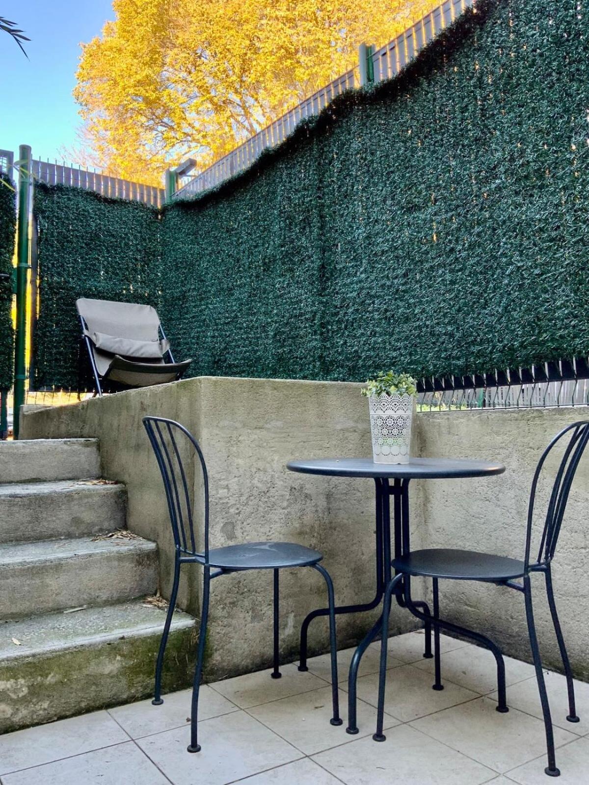 Le Jardinet - With Office In The Center! *