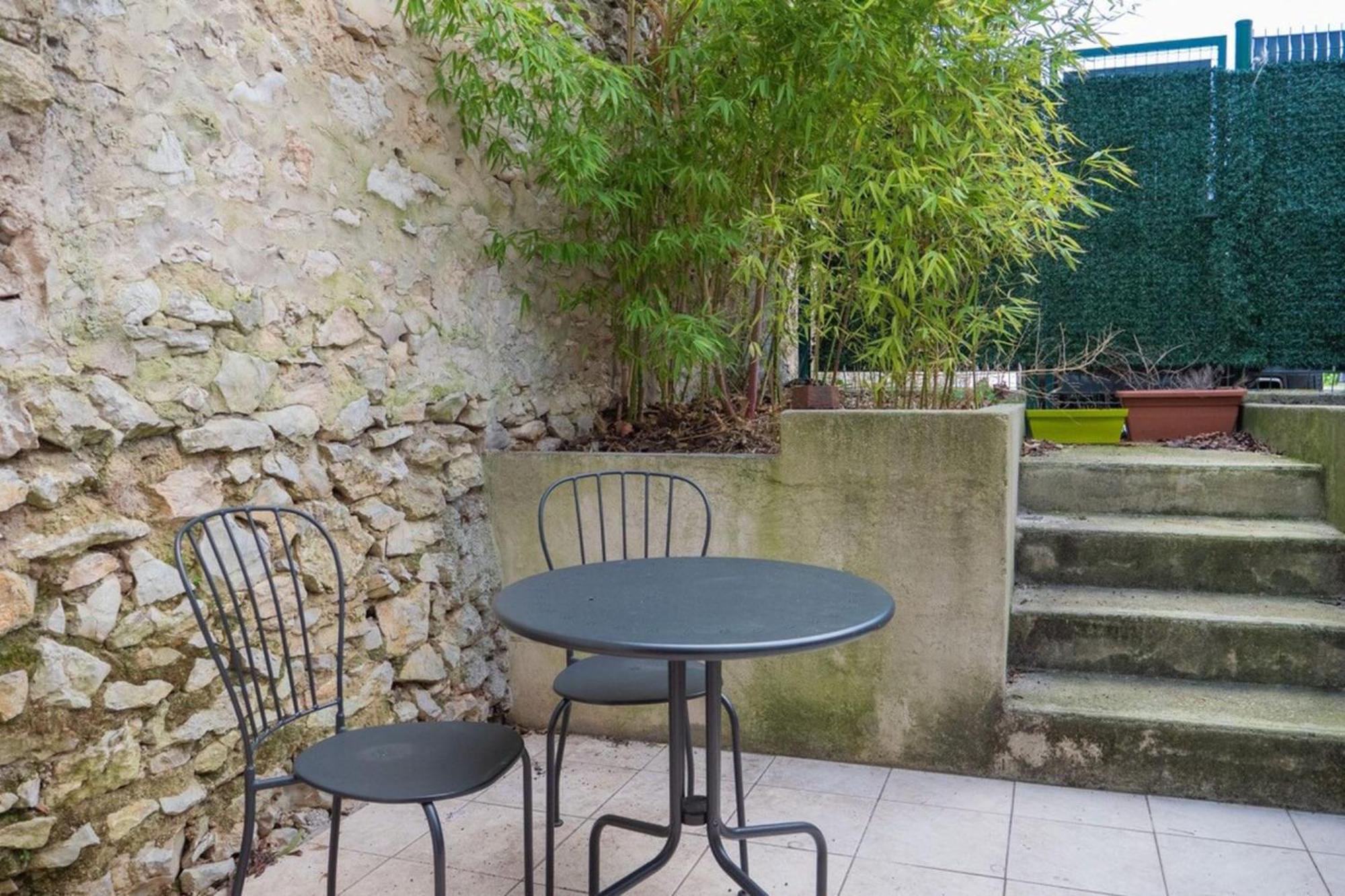 Le Jardinet - With Office In The Center!